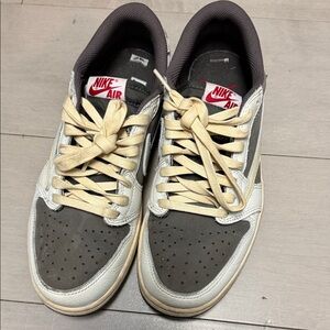 Nike Low-Top Sneakers in Olive Green & Cream